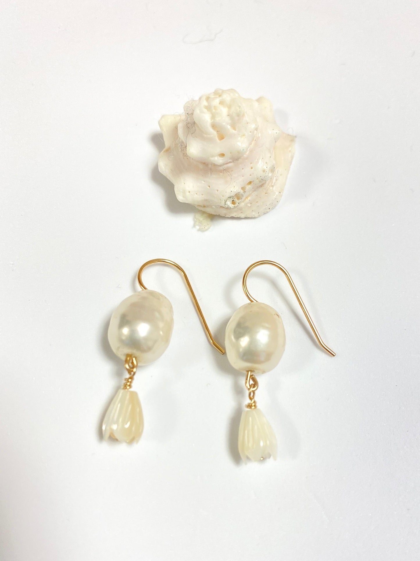 ハワイの海からバロックパールとピカケ(花)のピアス